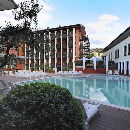 Club Hotel E Residence La Vela Torbole Sul Garda Exterior foto