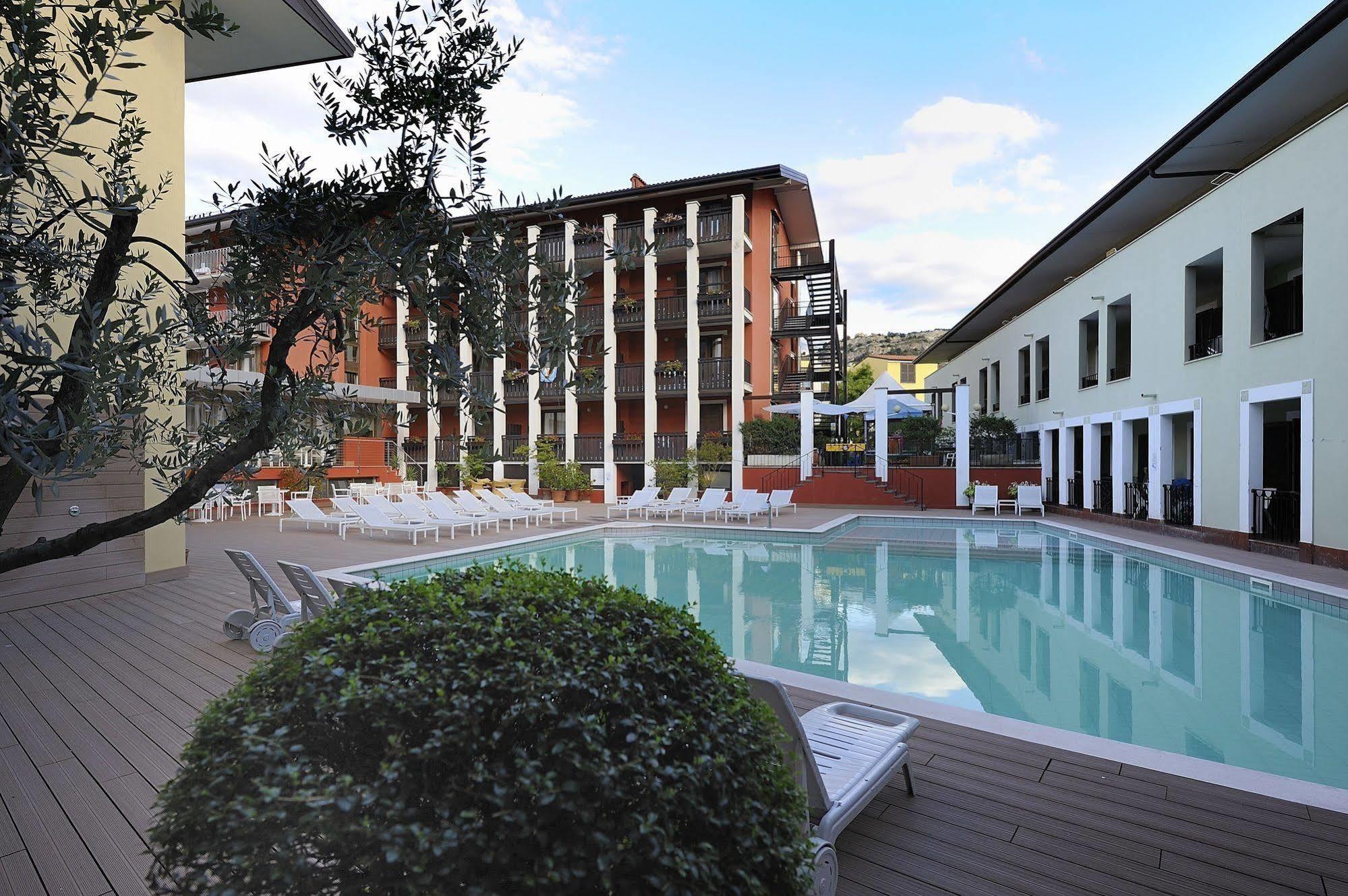 Club Hotel E Residence La Vela Torbole Sul Garda Exterior foto