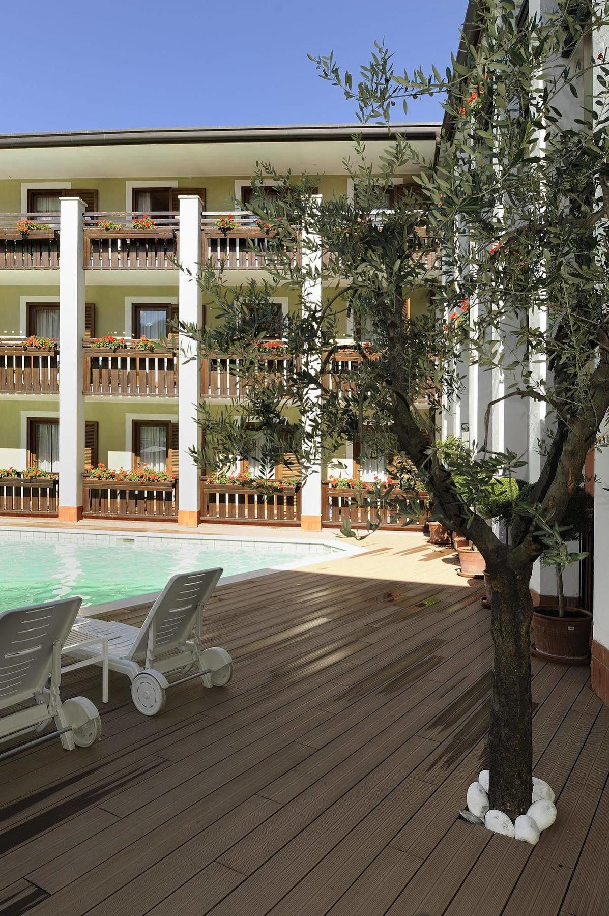 Club Hotel E Residence La Vela Torbole Sul Garda Exterior foto